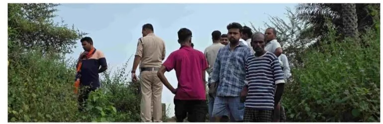 घटनास्थल पर छानबीन करते हुए पुलिस