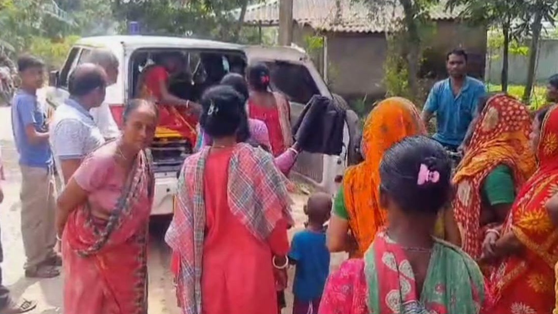 प्रसाद खाकर 150 लोग बीमार, गांव में मचा हड़कंप प्रसाद खाकर 150 लोग बीमार, गांव में मचा हड़कंप