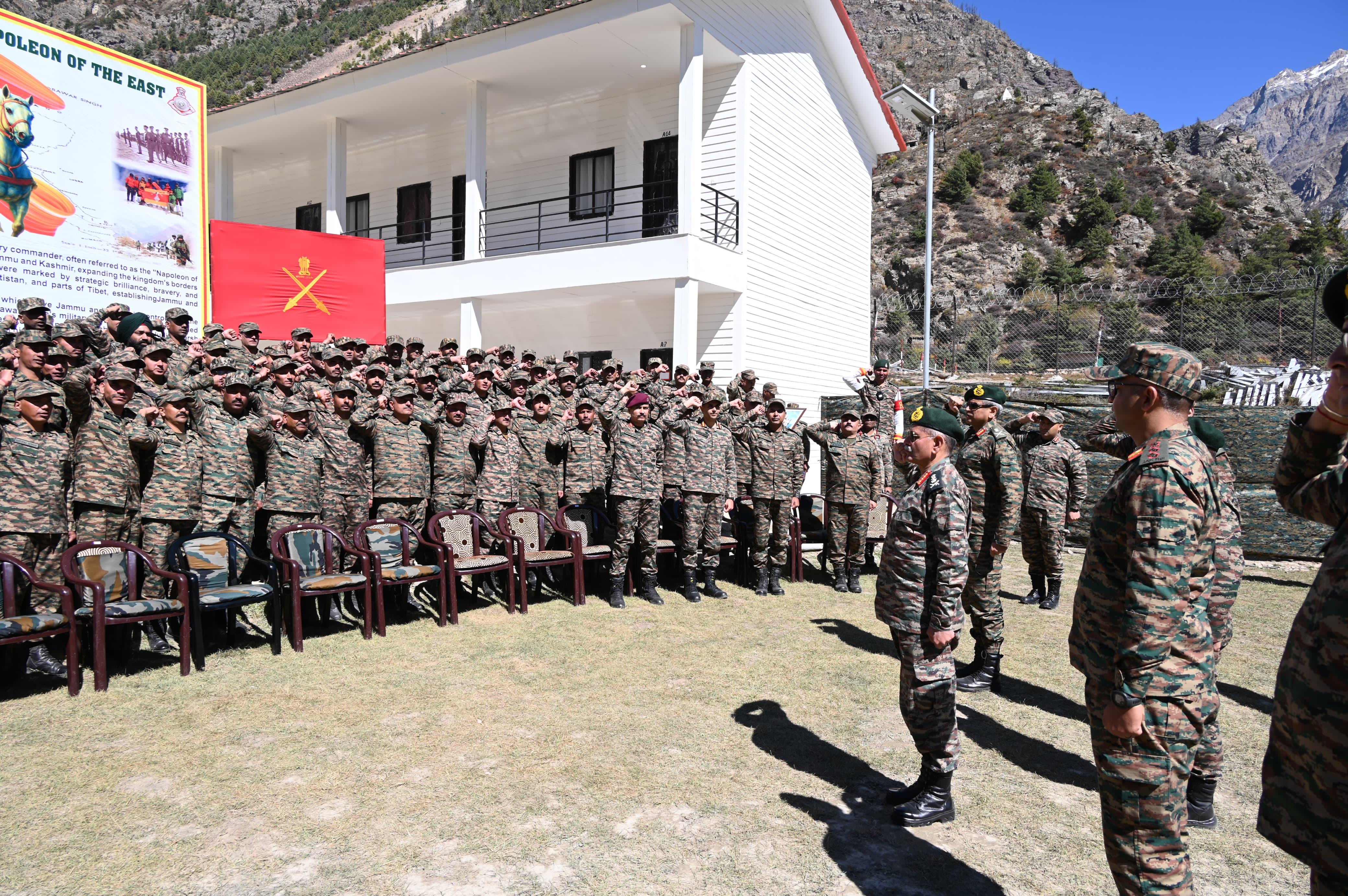 प्रमुख मध्य क्षेत्र के अग्रिम क्षेत्रों का दौरा करते। प्रमुख मध्य क्षेत्र के अग्रिम क्षेत्रों का दौरा करते।