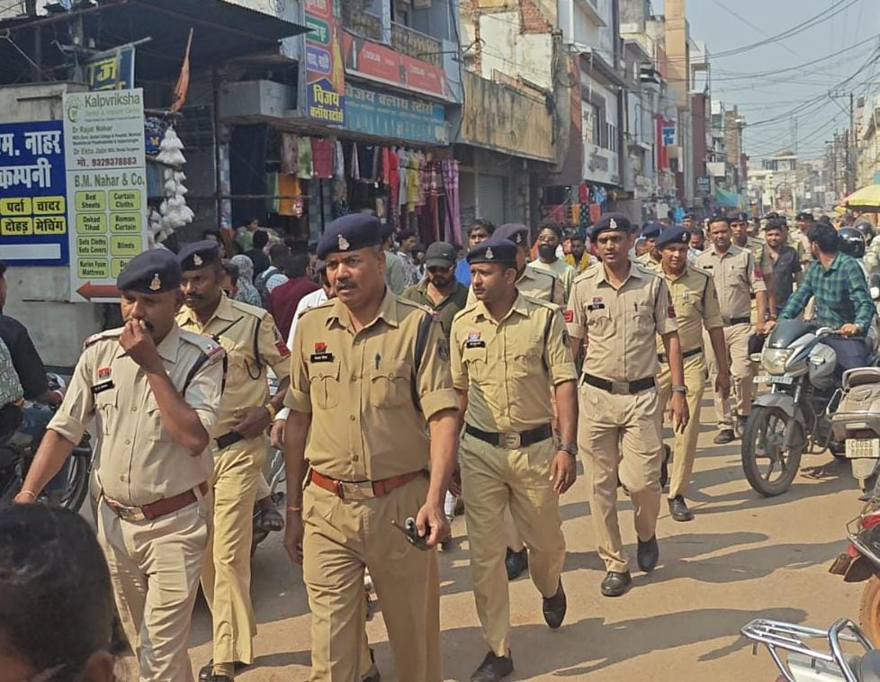 फ्लैग मार्च निकालती हुई पुलिस। फ्लैग मार्च निकालती हुई पुलिस।