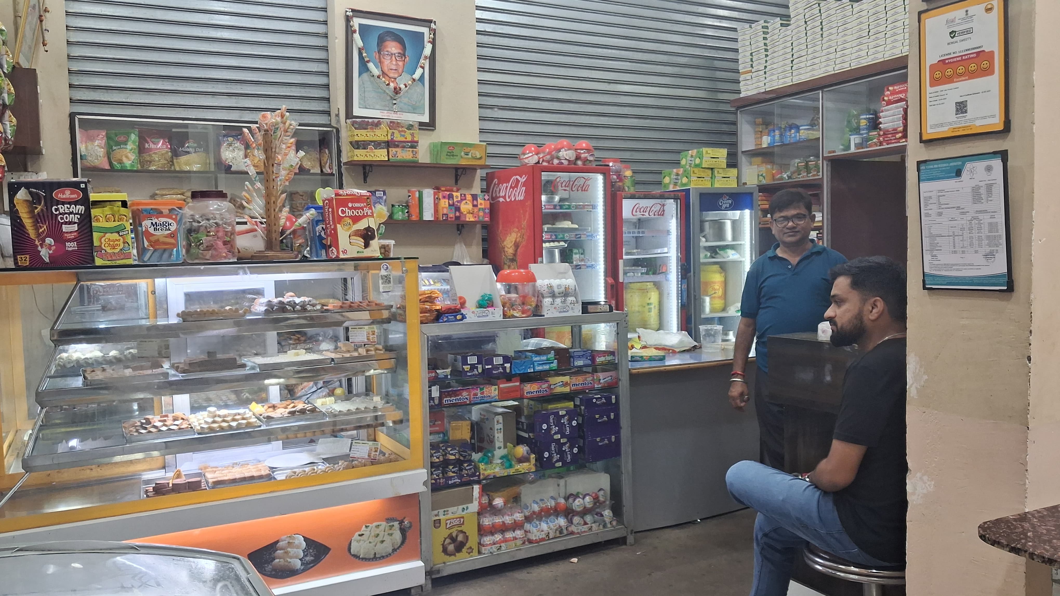 मिठाइयों की सजी दुकान मिठाइयों की सजी दुकान