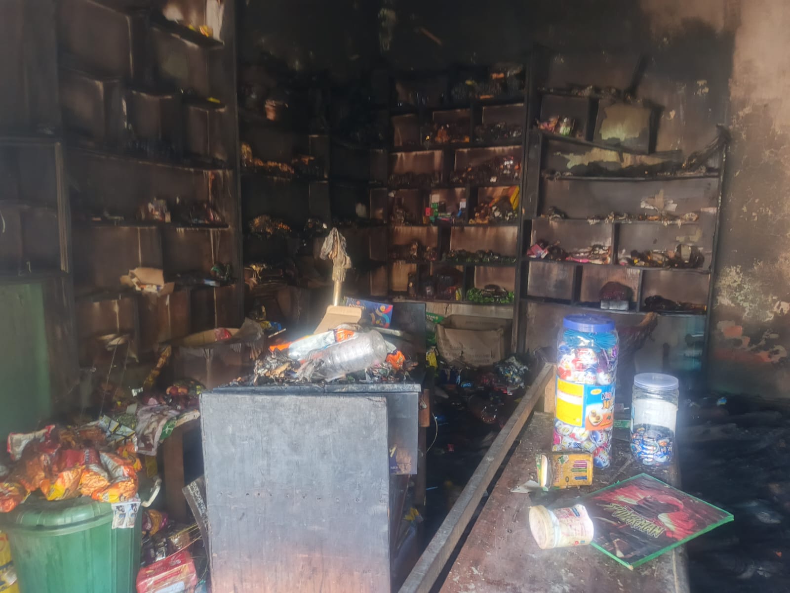 वार्ड तीन में आग लगने से जली दुकान। वार्ड तीन में आग लगने से जली दुकान।