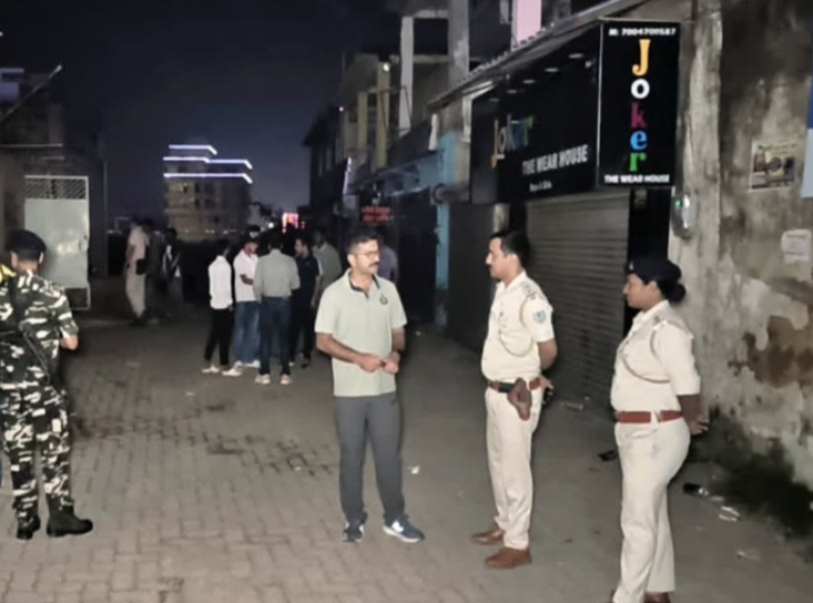 घटनास्थल पर पुलिस जांच करते हुए घटनास्थल पर पुलिस जांच करते हुए