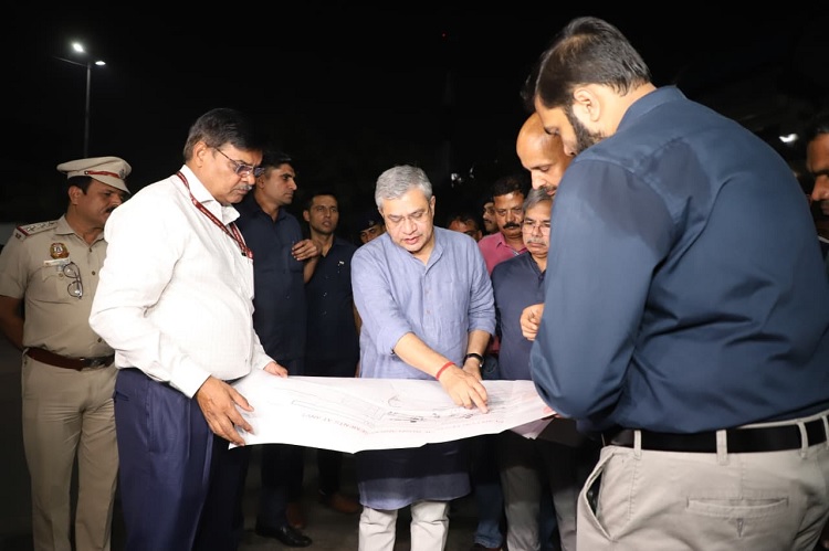 त्योहारी सीजन में भीड़ प्रबंधन का जायजा लेने आनंद विहार स्टेशन पहुंचे अश्विनी वैष्णव त्योहारी सीजन में भीड़ प्रबंधन का जायजा लेने आनंद विहार स्टेशन पहुंचे अश्विनी वैष्णव