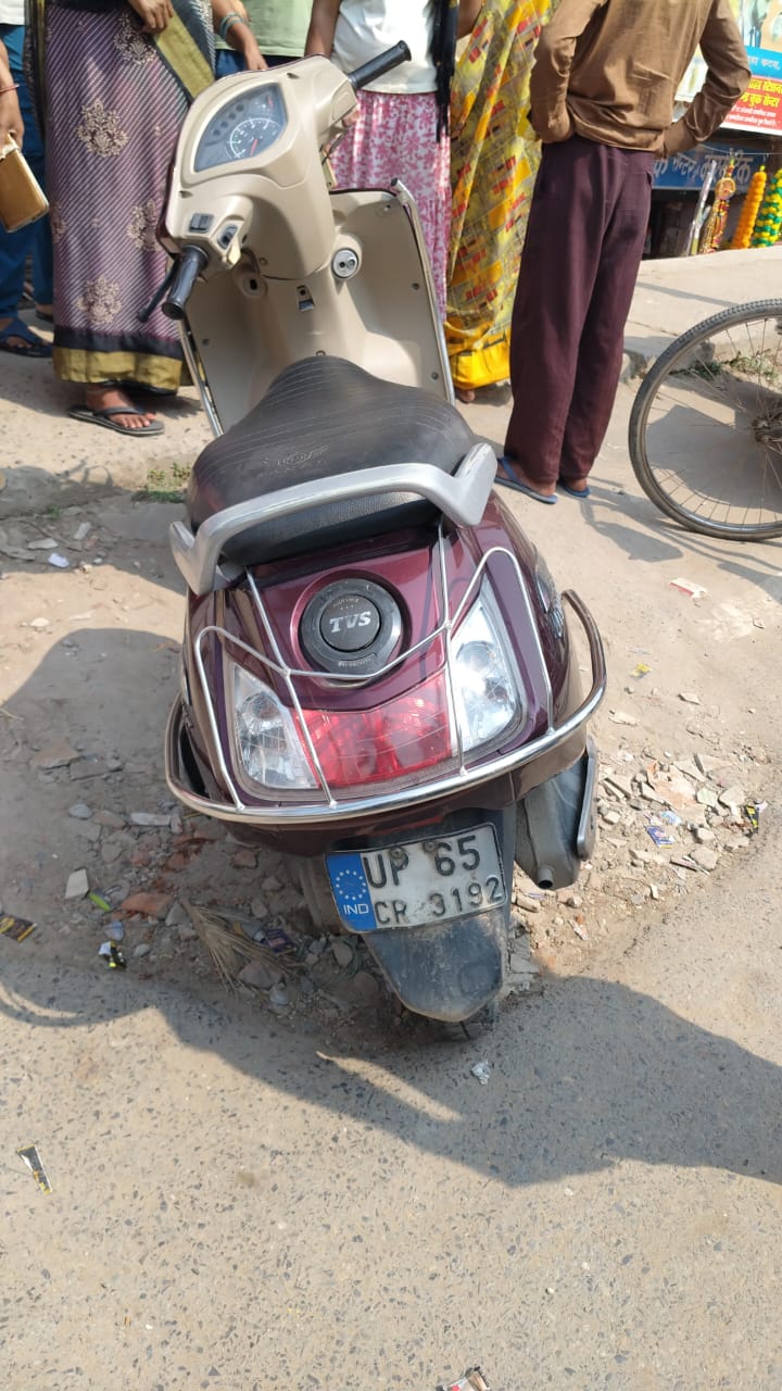 दुर्घटना ग्रस्त् स्कूटी दुर्घटना ग्रस्त् स्कूटी