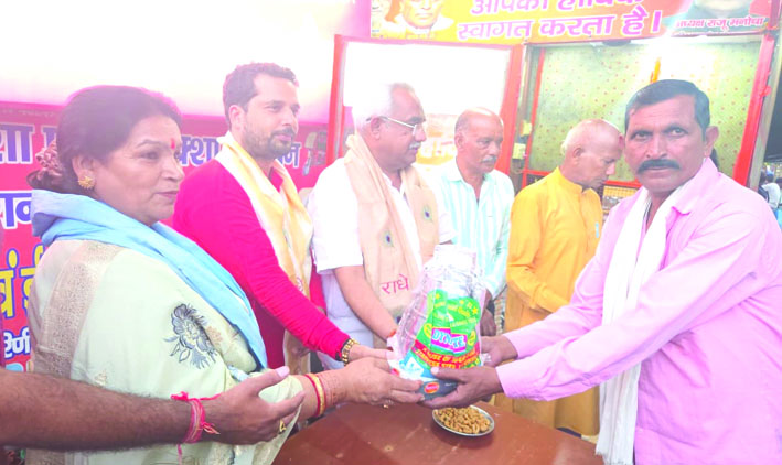 सम्मानित करते हुए सम्मानित करते हुए