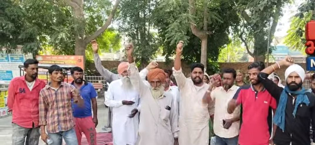 डबवाली के नागरिक अस्पताल में प्रदर्शन करते लोग। डबवाली के नागरिक अस्पताल में प्रदर्शन करते लोग।