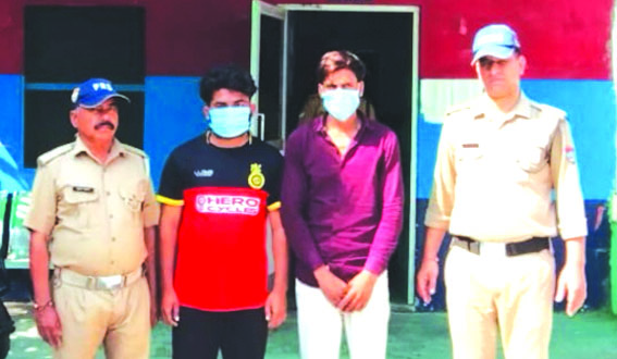 पुलिस गिरफ्त में आरोपित पुलिस गिरफ्त में आरोपित