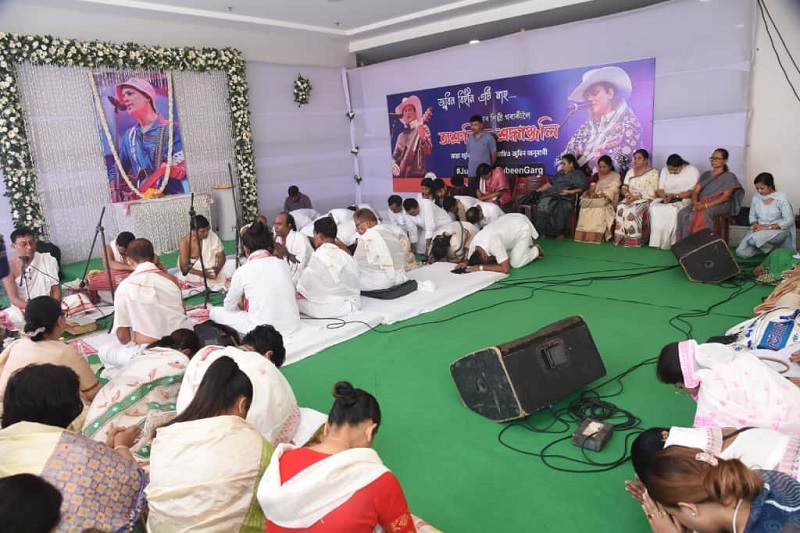 অসম বিজেপিৰ মুখ্য কাৰ্যালয়ত প্ৰয়াত জুবিন গাৰ্গৰ স্মৃতিত নাম প্ৰসংগৰ দৃশ্য। অসম বিজেপিৰ মুখ্য কাৰ্যালয়ত প্ৰয়াত জুবিন গাৰ্গৰ স্মৃতিত নাম প্ৰসংগৰ দৃশ্য।