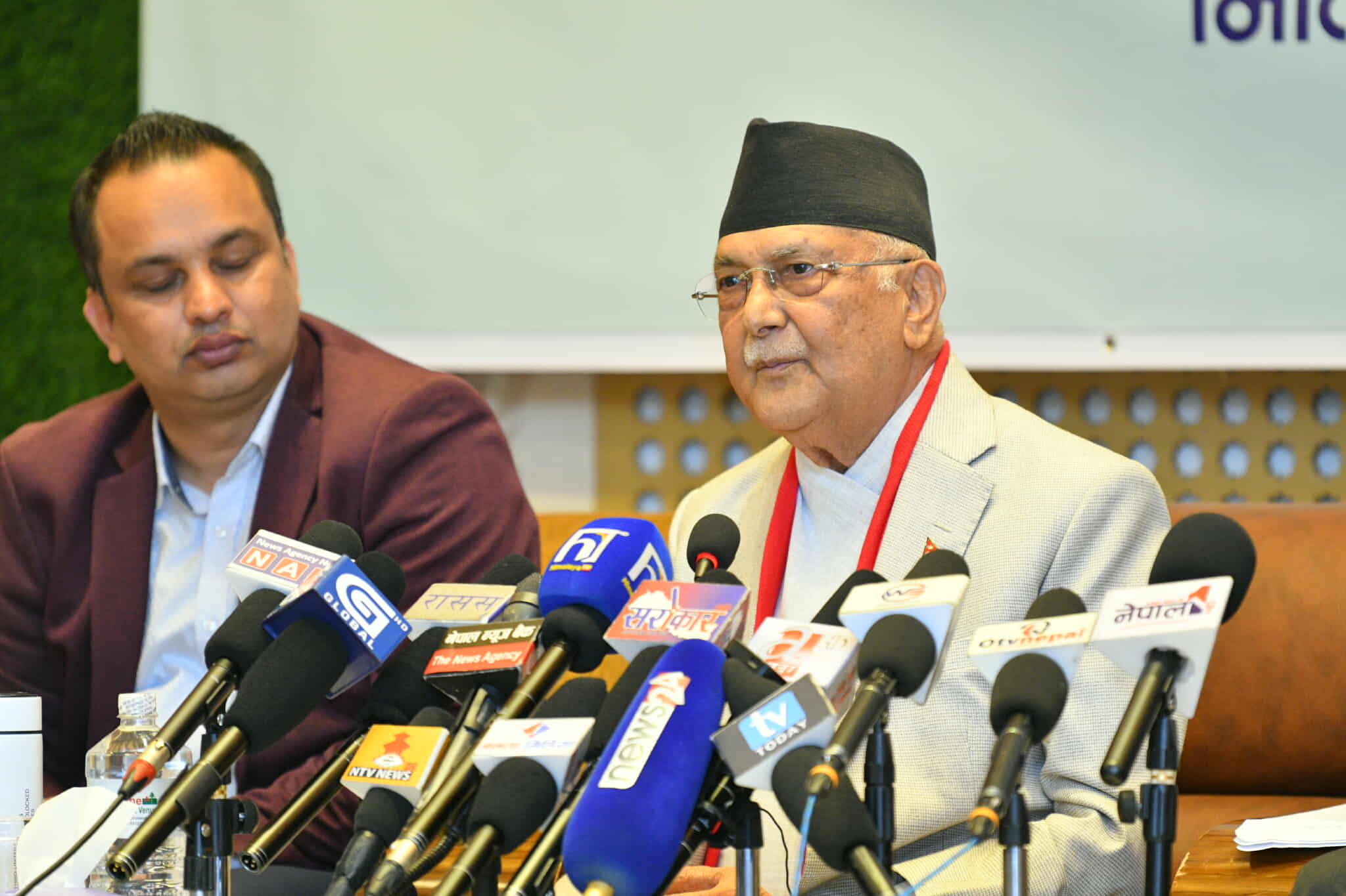 पत्रकार सम्मेलन में बोलते के पी ओली