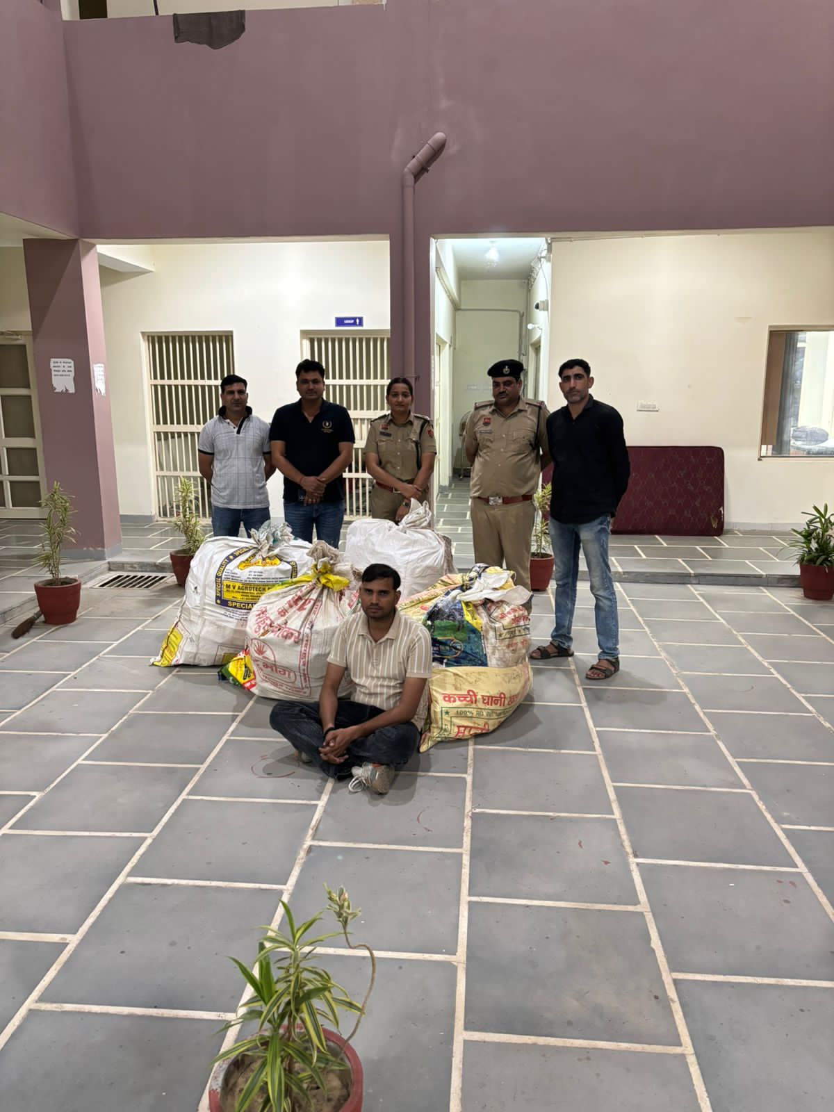 पुलिस गिरफ्त में आरोपित। पुलिस गिरफ्त में आरोपित।