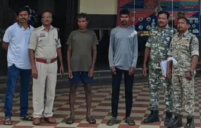 कुल्हाड़ी से वार करने वाले दो आराेपित गिरफ्तार कुल्हाड़ी से वार करने वाले दो आराेपित गिरफ्तार