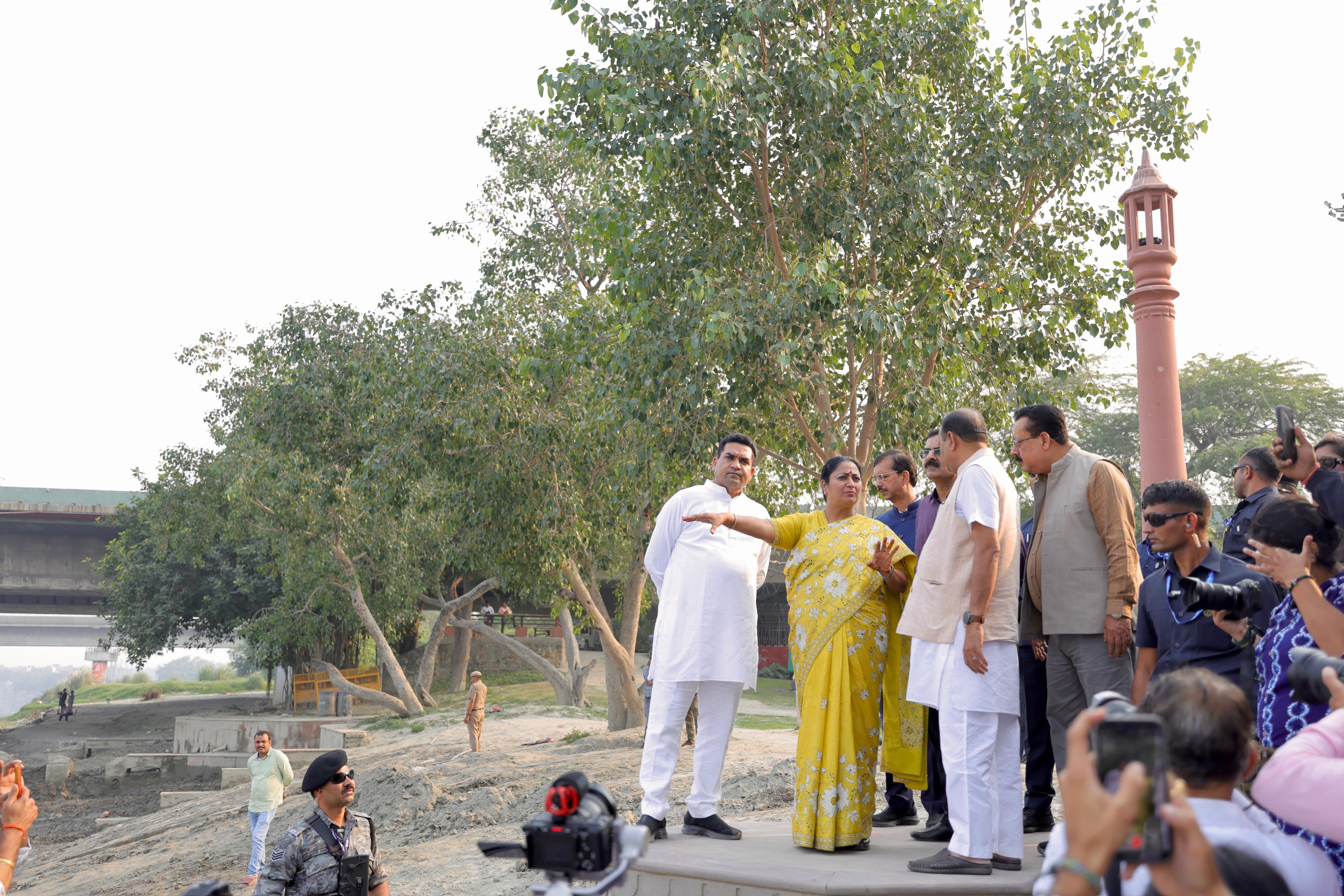 कश्मीरी गेट स्थित वासुदेव घाट पर छठ तैयारियां का निरीक्षण करती मुख्यमंत्री रेखा गुप्ता, साथ में मंत्री कपिल मिश्रा कश्मीरी गेट स्थित वासुदेव घाट पर छठ तैयारियां का निरीक्षण करती मुख्यमंत्री रेखा गुप्ता, साथ में मंत्री कपिल मिश्रा