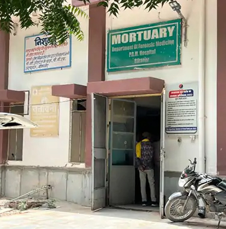 रेल पटरियों के पास मिले दाे जनाें के शव रेल पटरियों के पास मिले दाे जनाें के शव