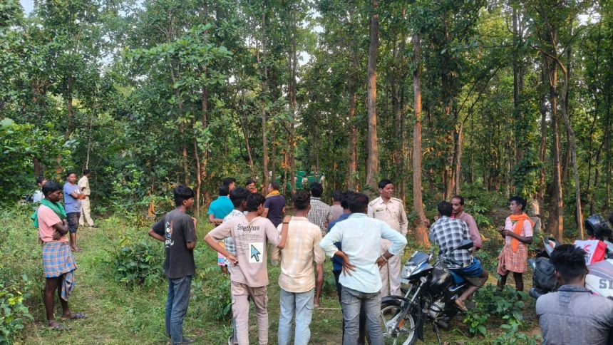 घटनास्थल में वन कर्मचारी और ग्रामीण