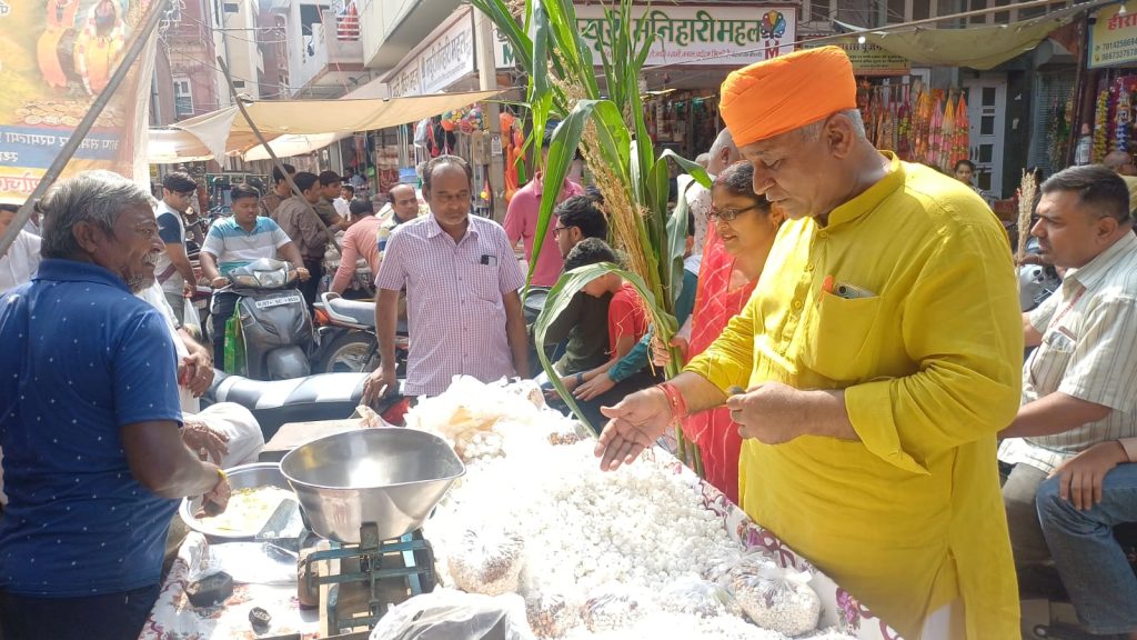 अस्थाई दुकानों से स्वदेशी और परंपरागत उत्पाद खरीद कर ‘वोकल का लोकल’ का संदेश