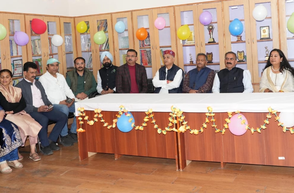 मुख्यमंत्री दिवाली पर पहुंचे बालिका आश्रम मुख्यमंत्री दिवाली पर पहुंचे बालिका आश्रम