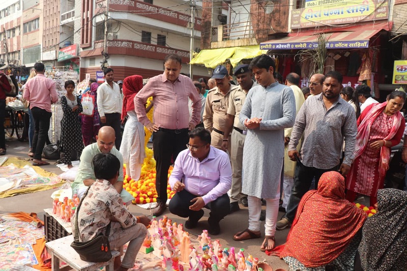 छोटे दुकानदारों से की दीपावली की खरीदारी छोटे दुकानदारों से की दीपावली की खरीदारी