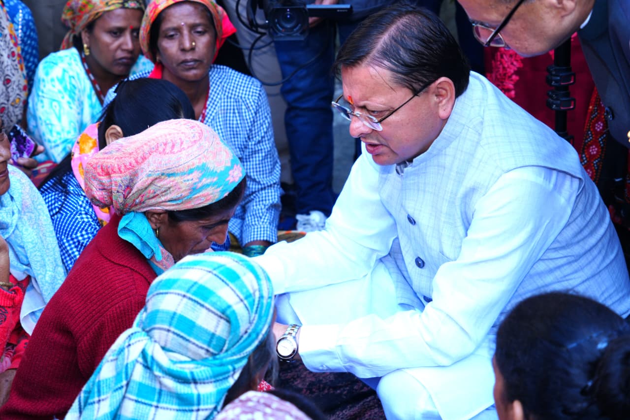मुख्यमंत्री पुष्कर सिंह धामी दीपावली पर्व पर सहस्त्रधारा स्थित मझाड़ा गांव देहरादून पहुंचकर आपदा प्रभावितों संग। मुख्यमंत्री पुष्कर सिंह धामी दीपावली पर्व पर सहस्त्रधारा स्थित मझाड़ा गांव देहरादून पहुंचकर आपदा प्रभावितों संग।