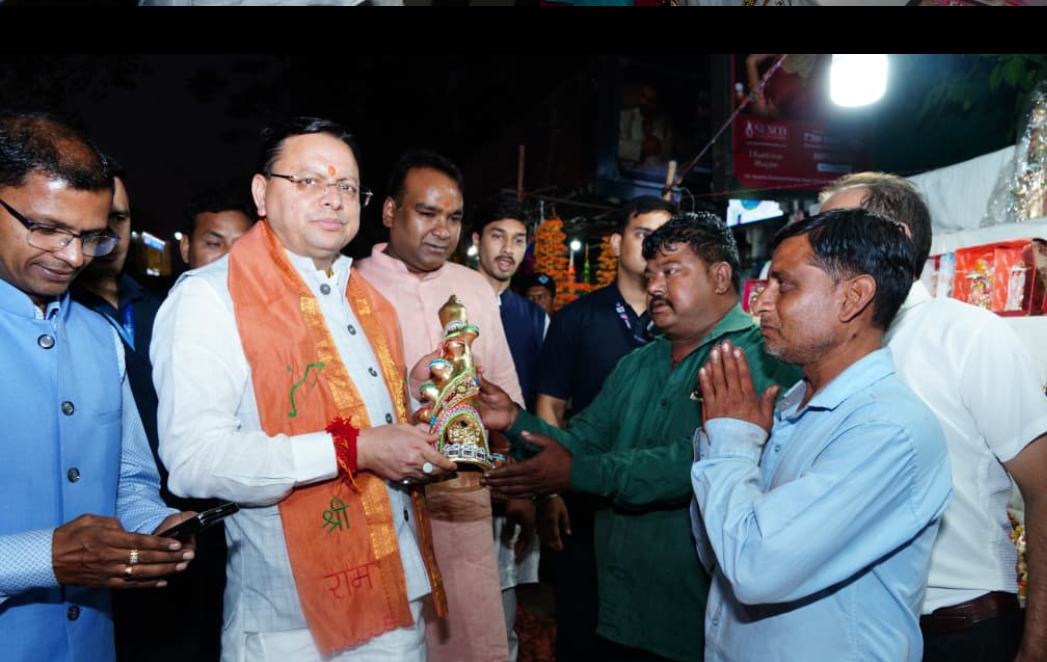 मुख्यमंत्री पुष्कर सिंह धामी चकराता रोड स्थित स्थानीय दुकानदरों से बातचीत करते।