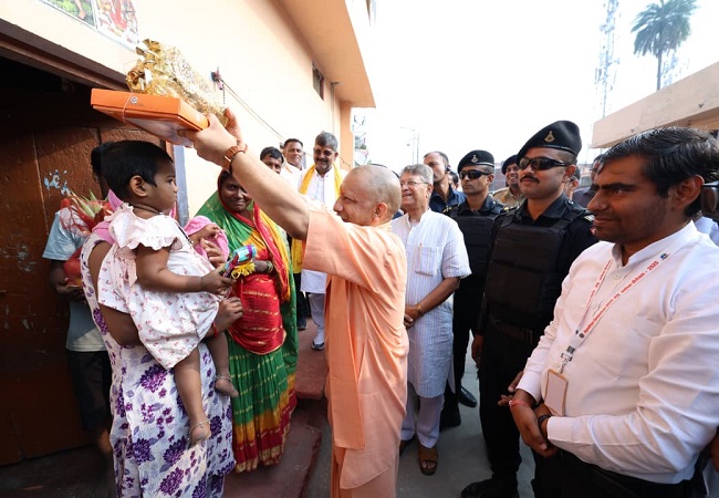 अयोध्या में घरों में जाकर मिठाई बांटते मुख्यमंत्री योगी अयोध्या में घरों में जाकर मिठाई बांटते मुख्यमंत्री योगी