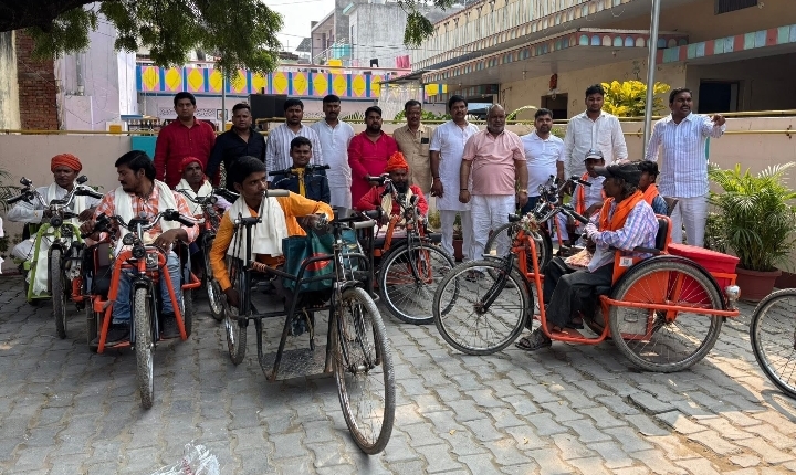 हंसराज ने आवास पर दिव्यांगजनों को बांटी मिठाई