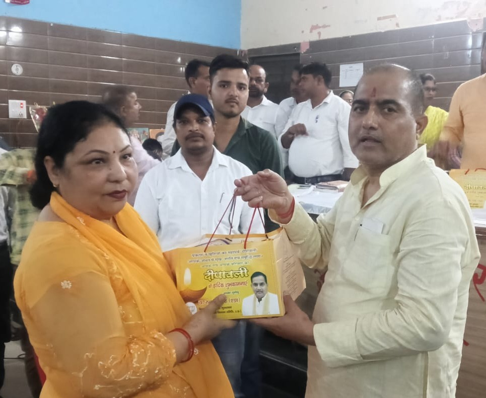 कुंदरकी विधानसभा के रतनपुर कला मंडल में दीपावली मिलन कार्यक्रम में महिला कार्यकर्ता को सामान देते विधायक रामवीर सिंह। कुंदरकी विधानसभा के रतनपुर कला मंडल में दीपावली मिलन कार्यक्रम में महिला कार्यकर्ता को सामान देते विधायक रामवीर सिंह।