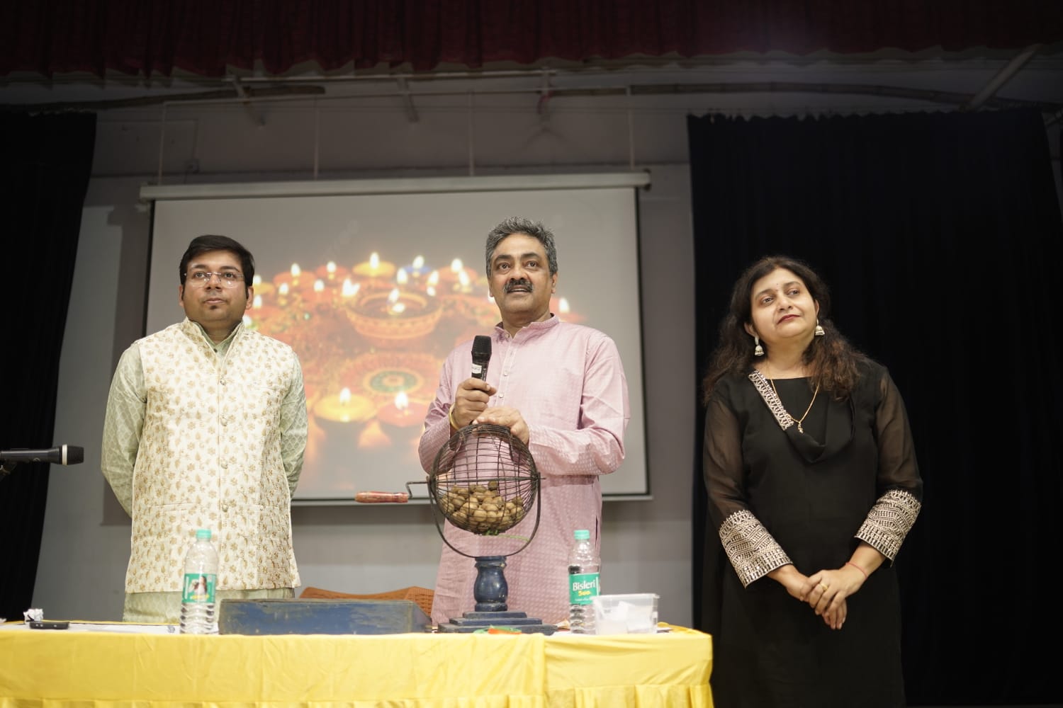 दीपावली में कार्यक्रम के दौरान मेकॉन पदाधिकारी समेत अन्य दीपावली में कार्यक्रम के दौरान मेकॉन पदाधिकारी समेत अन्य
