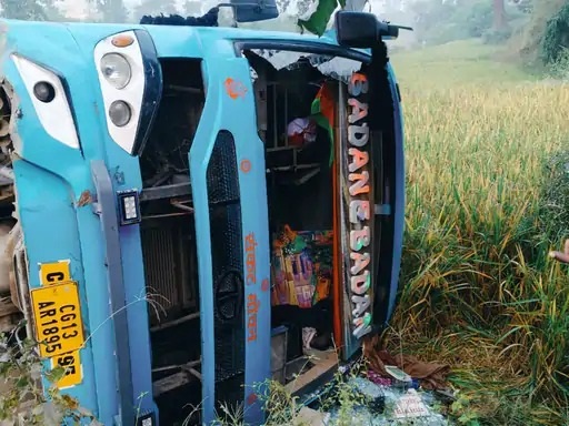 बलरामपुर में बड़ा बस हादसा टला! 50 यात्रियों से भरी बस पलटी, बाल-बाल बचे सभी यात्री बलरामपुर में बड़ा बस हादसा टला! 50 यात्रियों से भरी बस पलटी, बाल-बाल बचे सभी यात्री