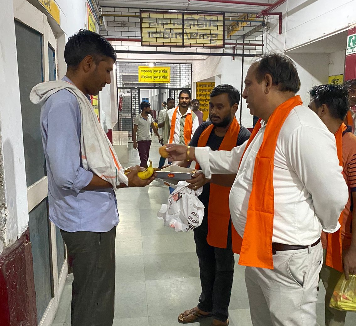 जिला अस्पताल में मरीजों को फल व मिठाई देते शिवसेना जिला प्रमुख वीरेंद्र अरोड़ा। जिला अस्पताल में मरीजों को फल व मिठाई देते शिवसेना जिला प्रमुख वीरेंद्र अरोड़ा।