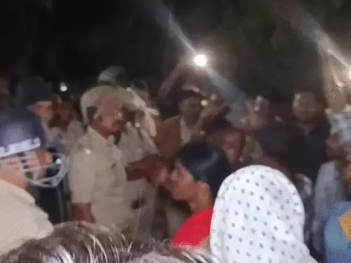 युवक की कुएं में गिरकर मौत, भड़के ग्रामीणों ने थाने में की तोड़फोड़, एएसपी समेत कई पुलिसकर्मी घायल