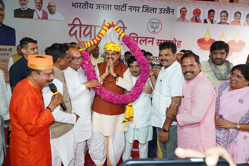 मुख्यमंत्री अपने गृह नगर उज्जैन में दीपावली मिलन समारोह में सम्मिलित हुए मुख्यमंत्री अपने गृह नगर उज्जैन में दीपावली मिलन समारोह में सम्मिलित हुए