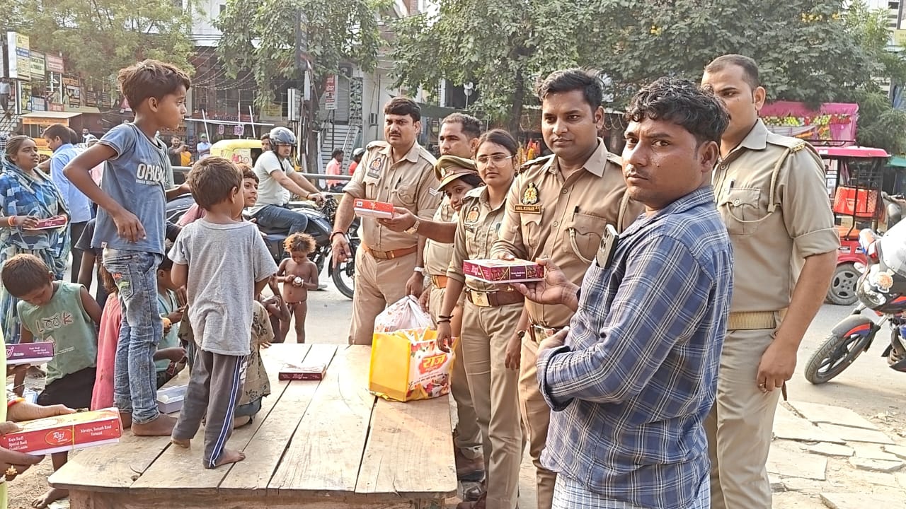 वाराणसी पुलिस गरीब बच्चों को उपहार देती हुई