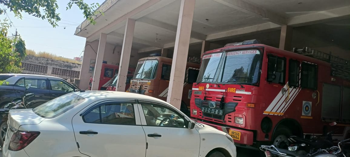 दमकल विभाग कार्यालय पर खड़ी गाड़ियां दमकल विभाग कार्यालय पर खड़ी गाड़ियां