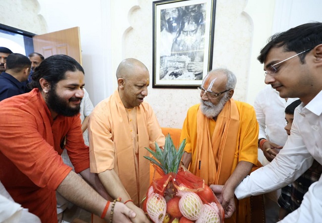 संतों से मिलते मुख्यमंत्री योगी संतों से मिलते मुख्यमंत्री योगी
