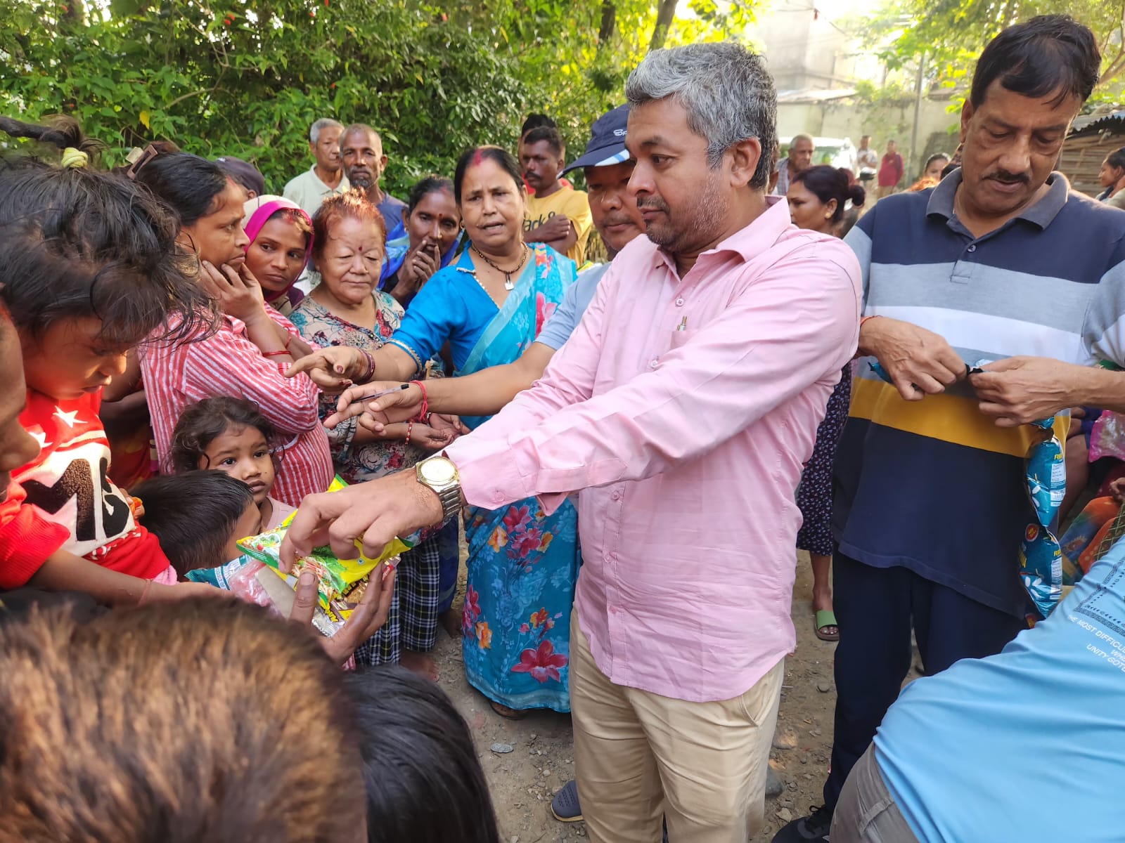Araria Photo: Distribution of food grains under Sabari Basti Program