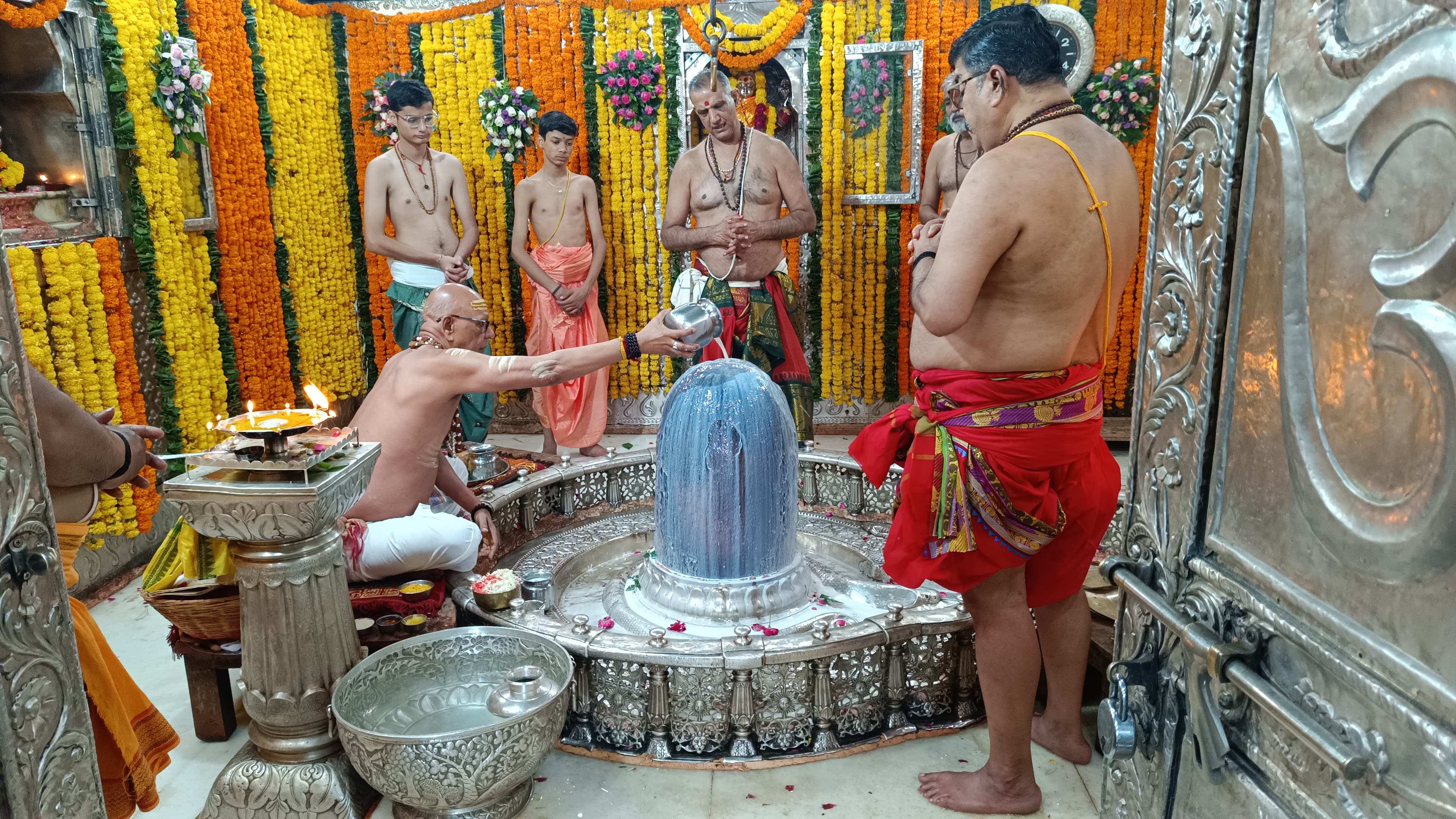 शीतकाल के प्रारंभ होने से सोमवार से भगवान श्री महाकालेश्वर जी का स्नान गर्म जल से आरंभ किया गया। शीतकाल के प्रारंभ होने से सोमवार से भगवान श्री महाकालेश्वर जी का स्नान गर्म जल से आरंभ किया गया।