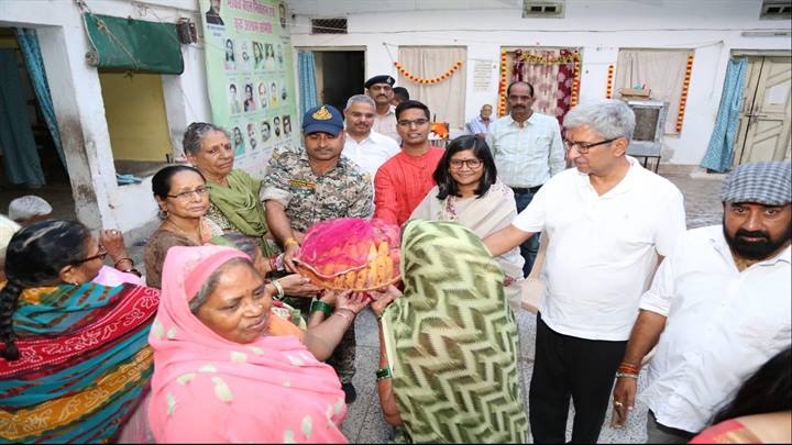 ग्वालियरः वरिष्ठ अधिकारियों ने वृद्धाश्रम व अनाथ आश्रमों के रहवासियों के साथ मनाई दीपावली