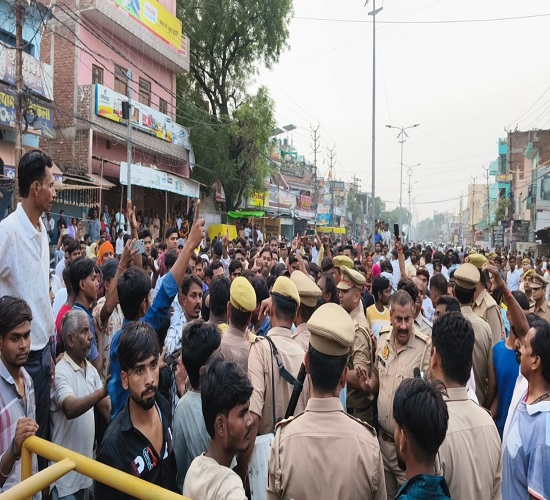 प्रयागराज में युवक की हत्या के बाद चक्का जाम का छाया चित्र प्रयागराज में युवक की हत्या के बाद चक्का जाम का छाया चित्र