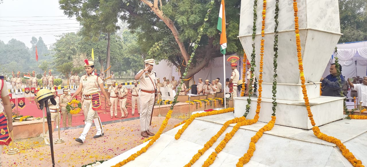 शहीदों को नमन करते हुए एसपी कुलदीप सिंह। शहीदों को नमन करते हुए एसपी कुलदीप सिंह।