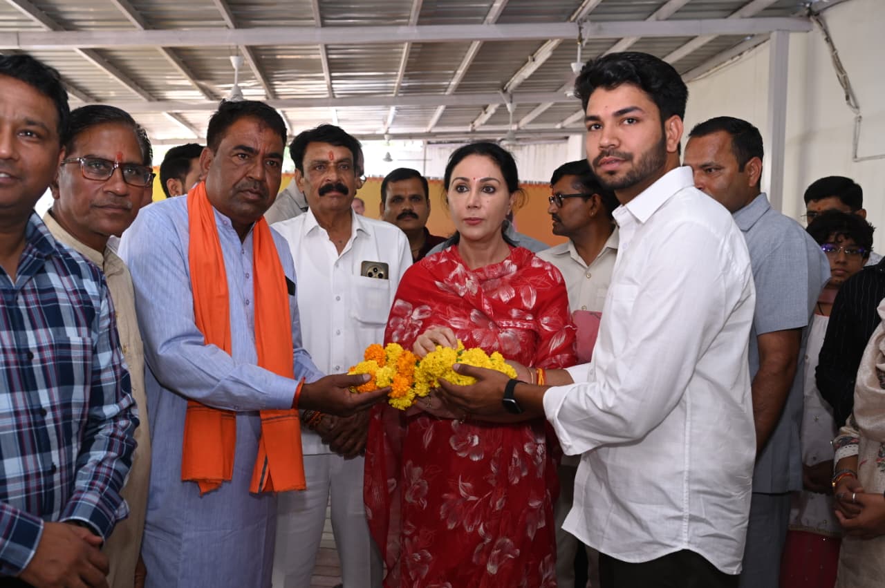 उपमुख्यमंत्री दीया कुमारी ने लोगों से की आत्मीय मुलाकात कर दी दीपावली की शुभकामनाएं उपमुख्यमंत्री दीया कुमारी ने लोगों से की आत्मीय मुलाकात कर दी दीपावली की शुभकामनाएं