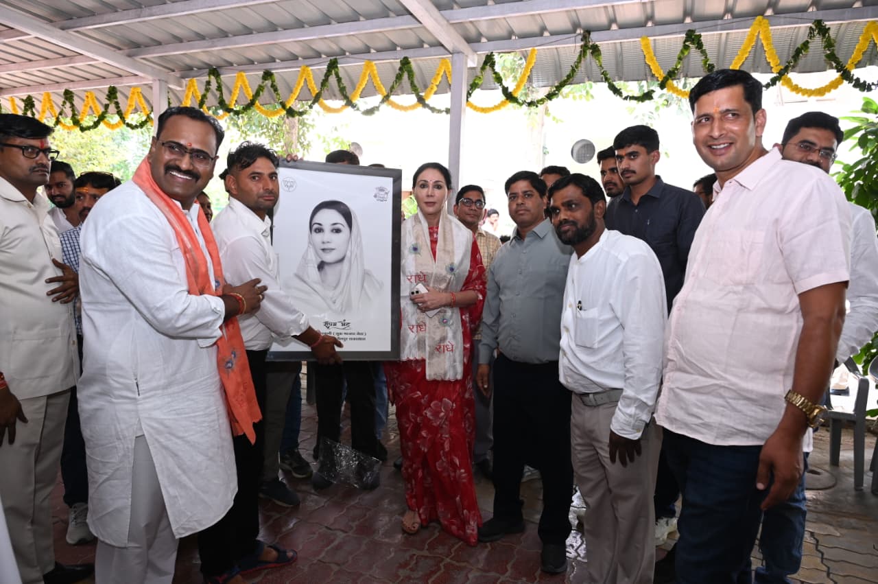 उपमुख्यमंत्री दीया कुमारी ने लोगों से की आत्मीय मुलाकात कर दी दीपावली की शुभकामनाएं उपमुख्यमंत्री दीया कुमारी ने लोगों से की आत्मीय मुलाकात कर दी दीपावली की शुभकामनाएं