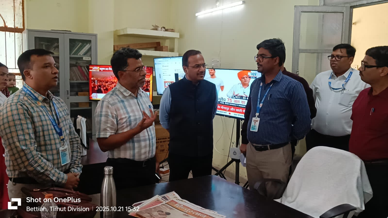 बेतिया में प्रेक्षकको ने विभिन्न निर्वाचन कोषांगों का किया निरीक्षण। बेतिया में प्रेक्षकको ने विभिन्न निर्वाचन कोषांगों का किया निरीक्षण।