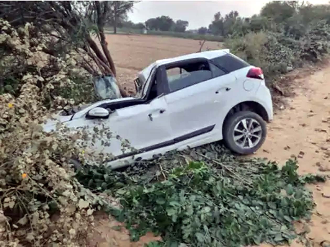 अनियंत्रित होकर पेड़ से टकराई कार। अनियंत्रित होकर पेड़ से टकराई कार।