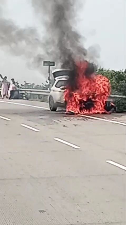 चित्तौड़गढ़ जिले में नगरी पुलिया पर कार में आग। चित्तौड़गढ़ जिले में नगरी पुलिया पर कार में आग।