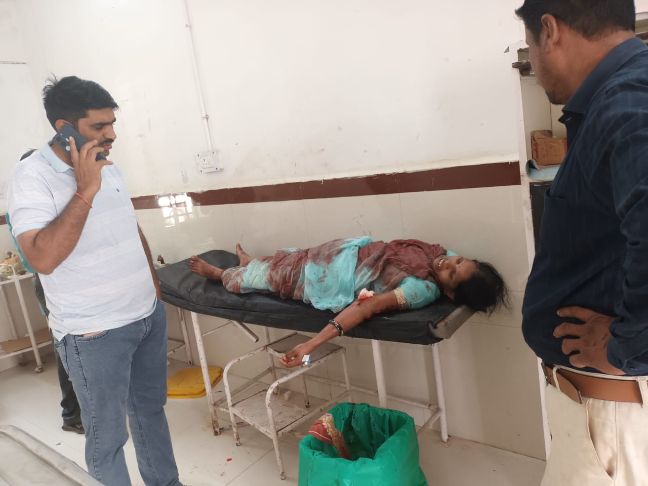 पति ने दराते से पत्नी के काटे दोनों हाथ