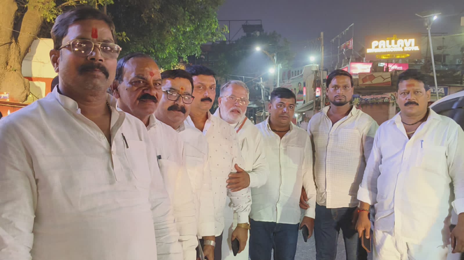 चेतगंज थाने के सामने यादव समाज का प्रतिनिधि मंडल चेतगंज थाने के सामने यादव समाज का प्रतिनिधि मंडल
