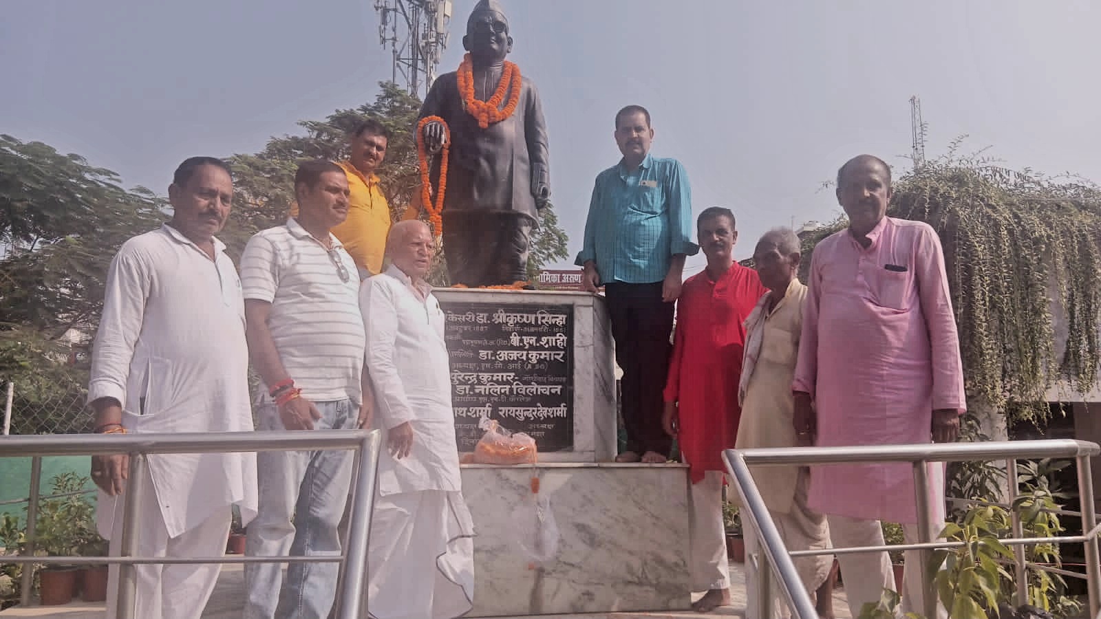 श्री बाबू की प्रतिमा पर माल्यार्पण करते लोग श्री बाबू की प्रतिमा पर माल्यार्पण करते लोग