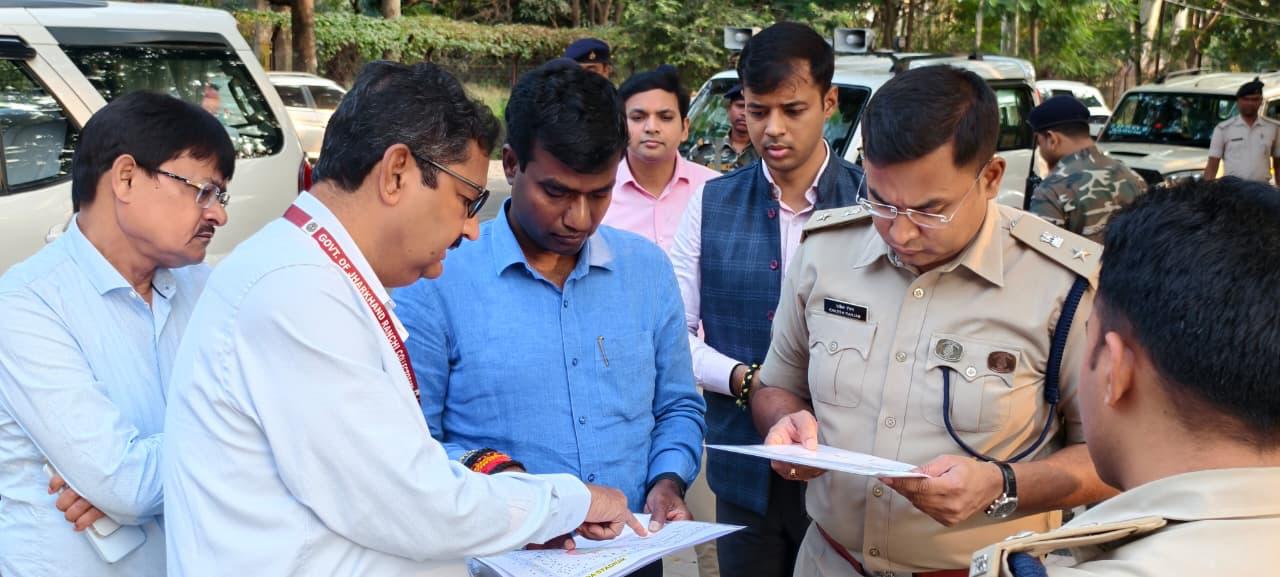 अधिकारियों को निर्देश देते उपायुक्त अधिकारियों को निर्देश देते उपायुक्त