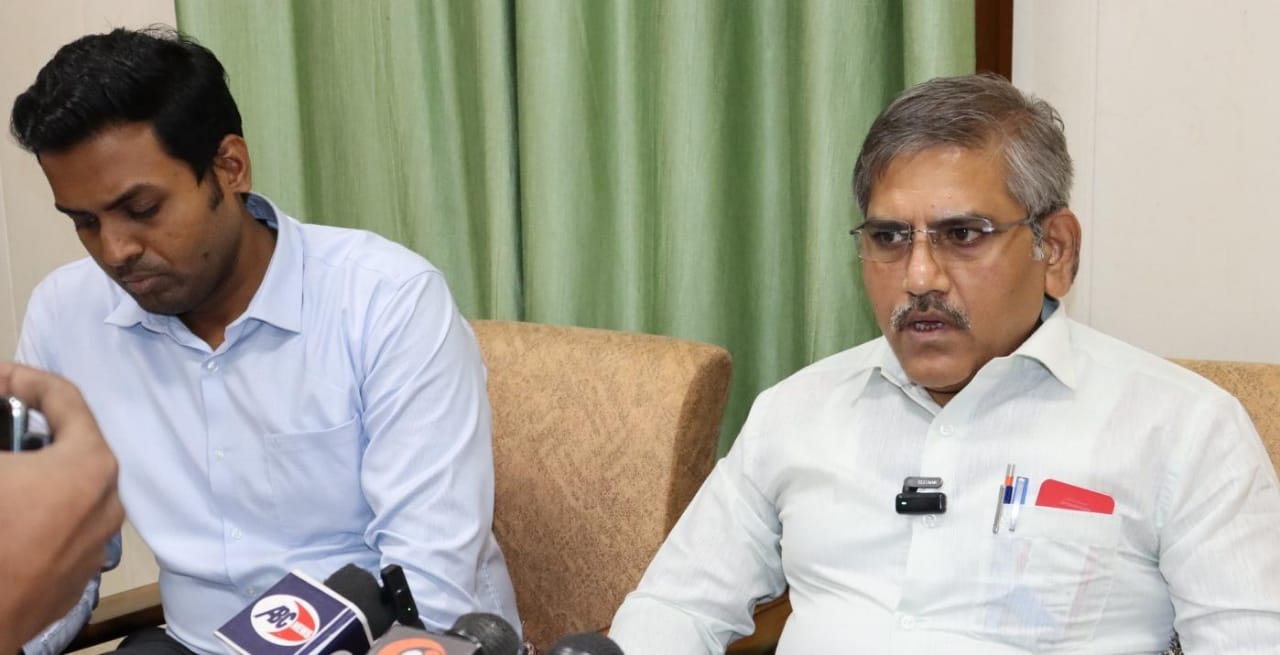 मुरादाबाद रेलवे स्टेशन पर आयोजित प्रेस काफ्रेंस को संबोधित करते मंडल रेल प्रबंधक संग्रह मौर्य। मुरादाबाद रेलवे स्टेशन पर आयोजित प्रेस काफ्रेंस को संबोधित करते मंडल रेल प्रबंधक संग्रह मौर्य।